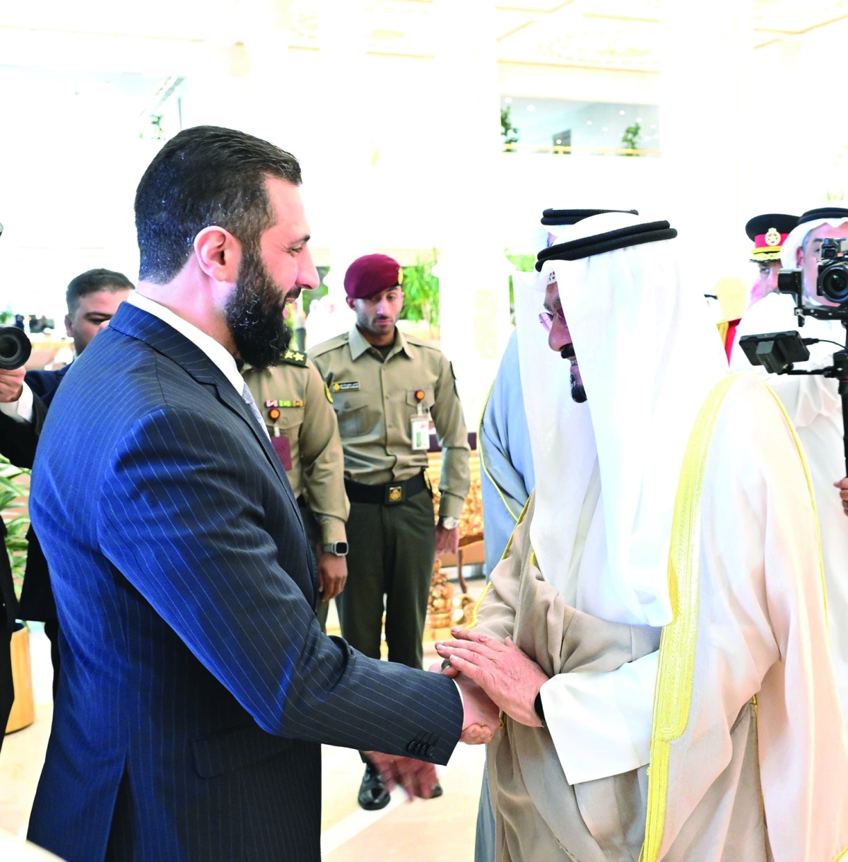 5رئيس الوزراء مصافحاً الرئيس السوري