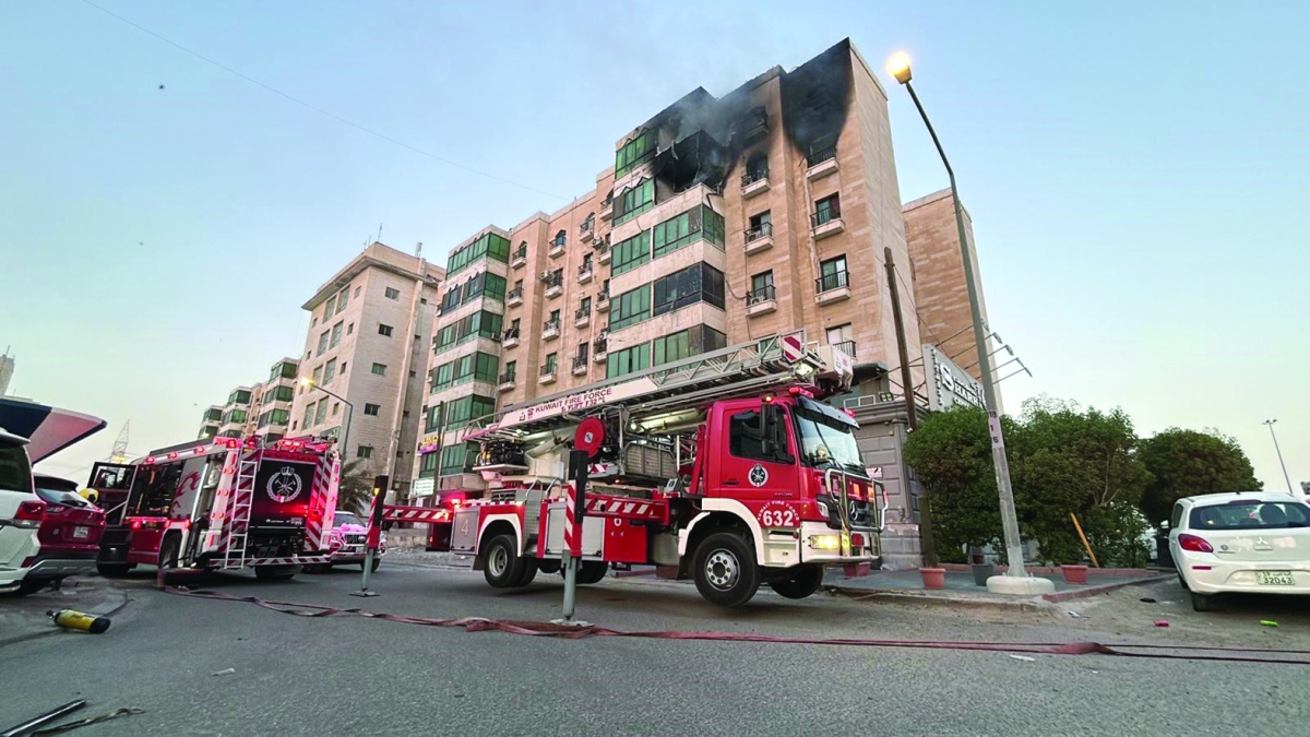 


الدخان ينبعث من العمارة 