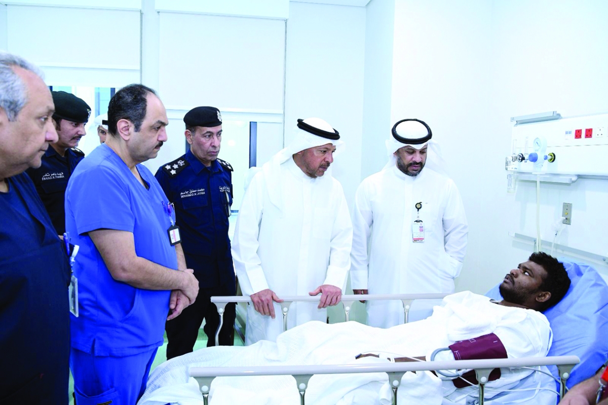 


محافظ الفروانية مطمئناً على أحد المصابين 