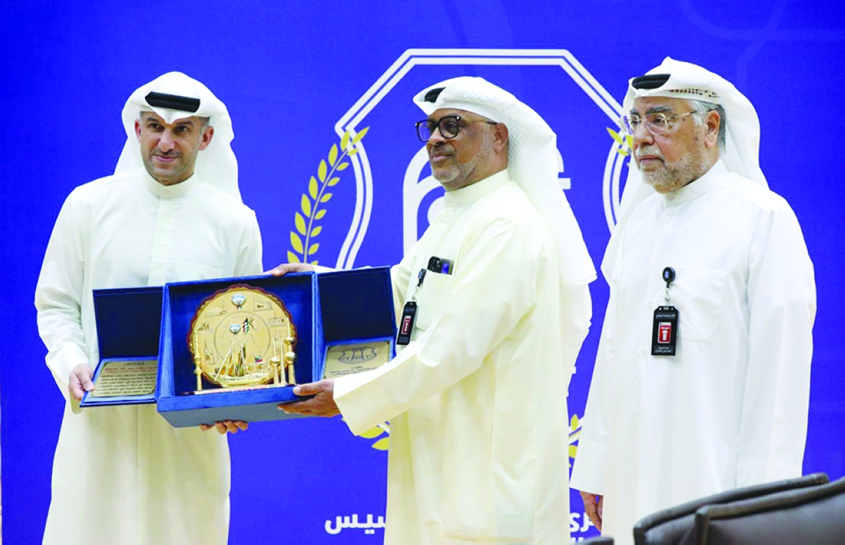 


الجاركي يقدم درعا تذكارية لبشار عبدالله 