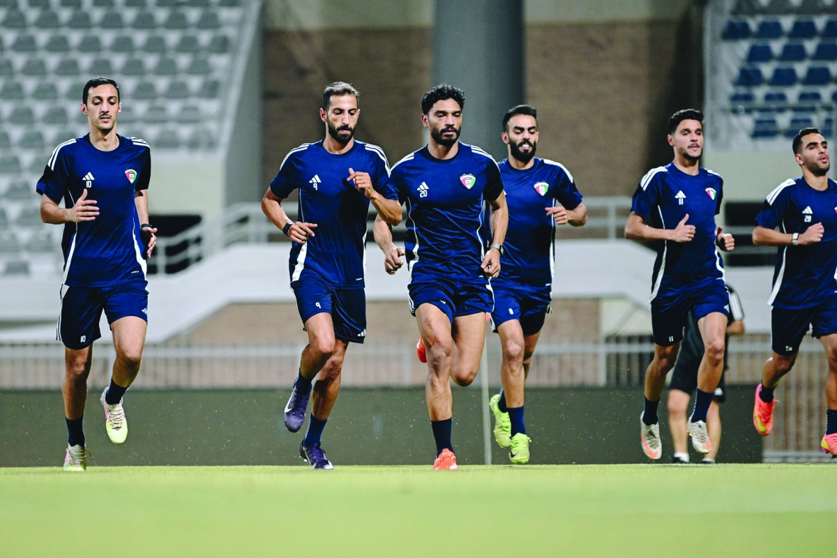 


لاعبو منتخب الكويت يستعدون لمواجهة فلسطين 
