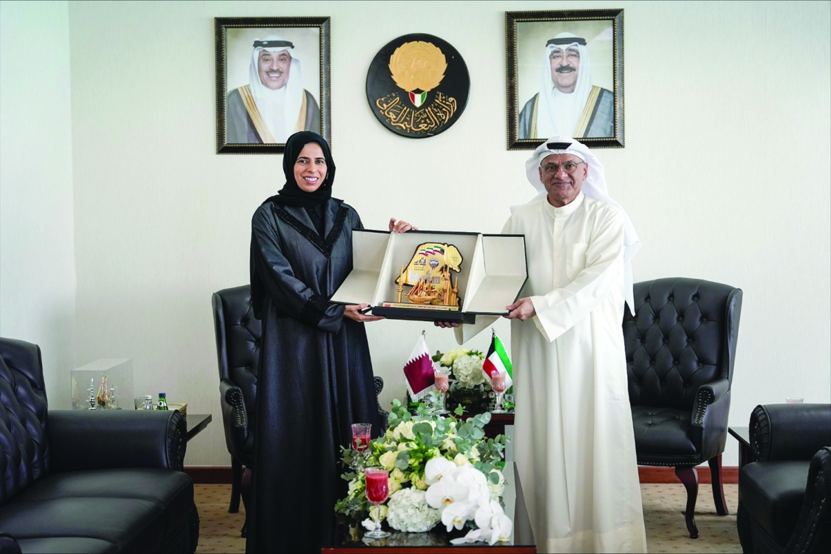 الجلال مقدماً درعاً تذكارية للوزيرة لولوة الخاطر