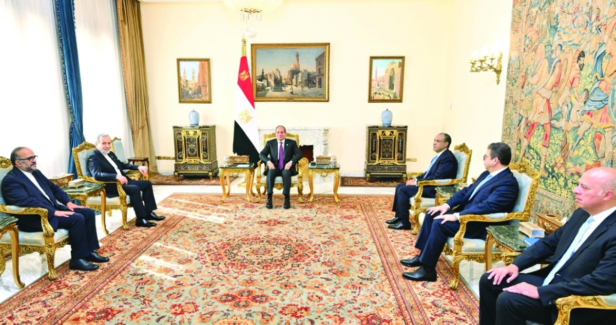 


السيسي مستقبلاً عراقجي في القاهرة 