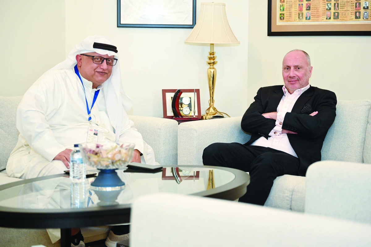 السفير سابو متحدثاً للزميل خالد الشرقاوي    (تصوير أسعد عبدالله)