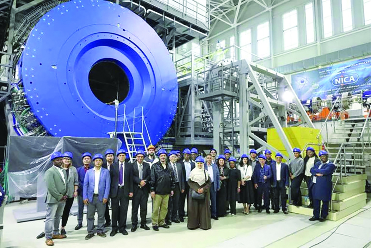 صورة تذكارية لوفد بحثي مصري في مدينة دوبنا الروسية