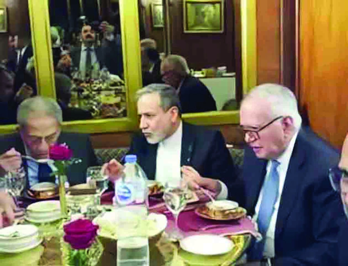 عراقجي يتناول الطعام في خان الخليلي