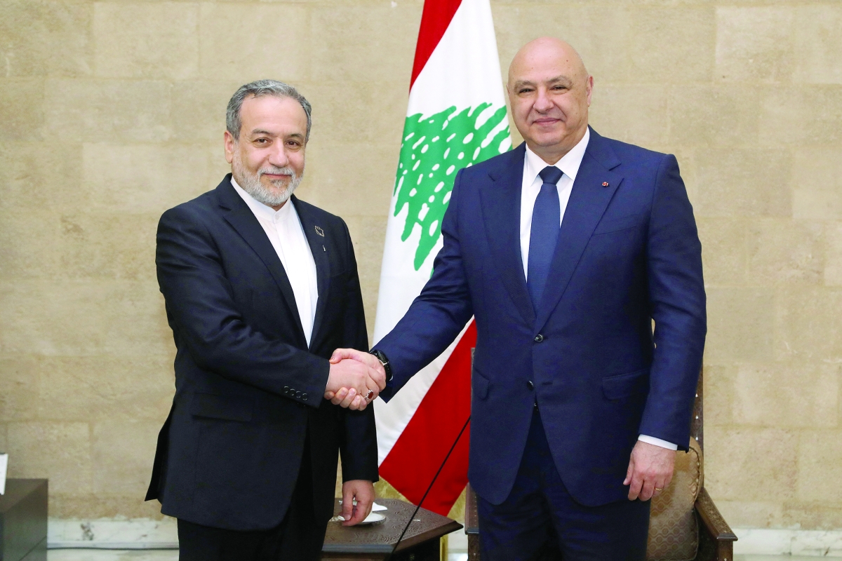 عون مستقبلاً عراقجي في قصر بعبدا (رويترز)