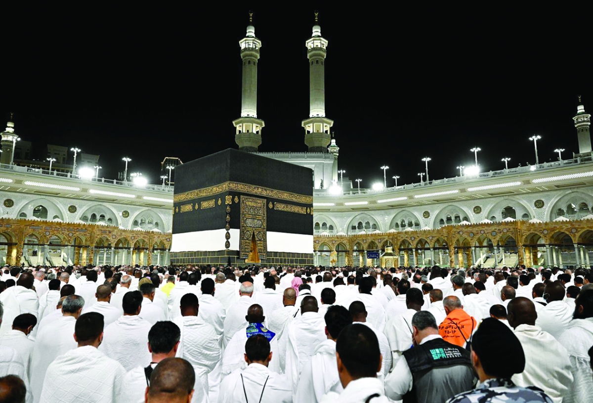 ضيوف الرحمن أمام الكعبة المشرفة   (واس)