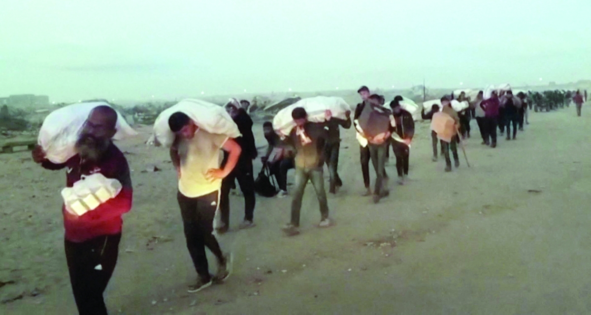 


فلسطينيون يحملون مساعدات في رفح	 (رويترز) 