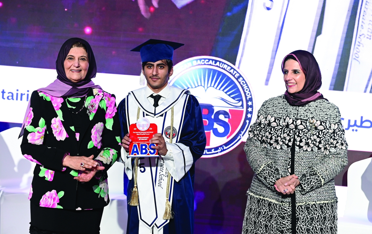 فايزة الخرافي تُكرّم أحد الخريجين بحضور أريج الغانم	(تصوير سعود سالم)