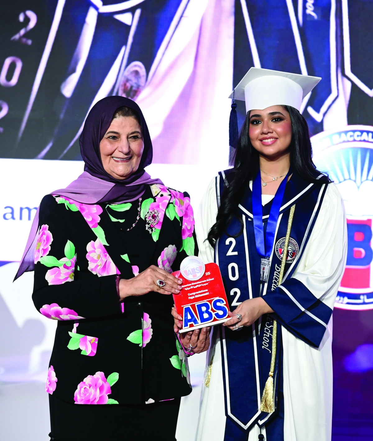 


الخرافي تكرم خريجة 