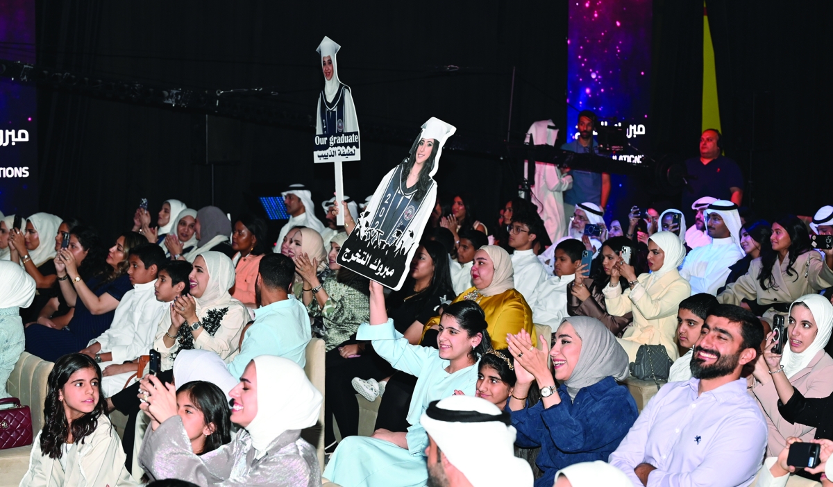 تفاعل وتصفيق من أهالي الخريجين