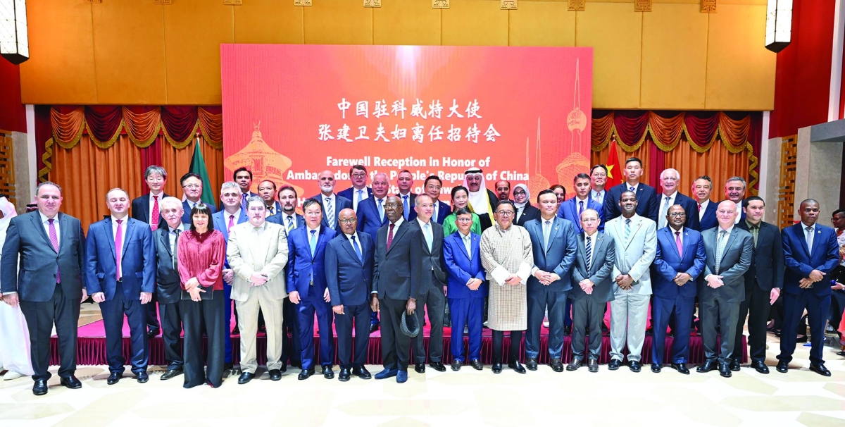 لقطة جماعية في وداع السفير الصيني	(تصوير أسعد عبدالله) 