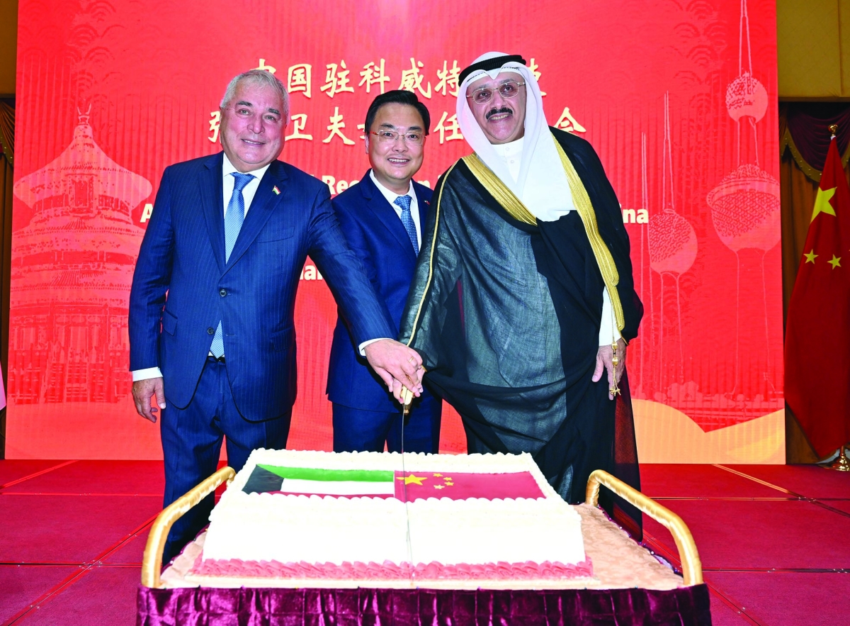 السفراء حيات وجيانوي وزبيدوف يقطعون قالب الحلوى 