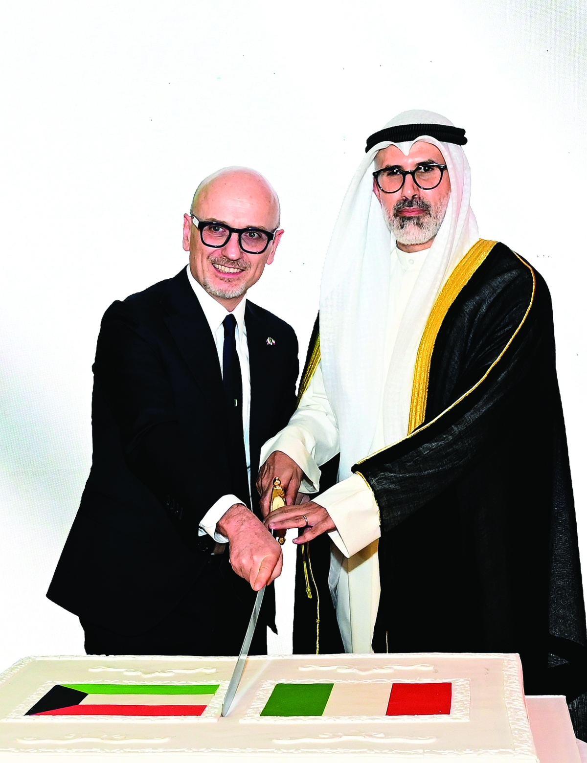 الجابر وموريني يقطعان قالب الحلوى 