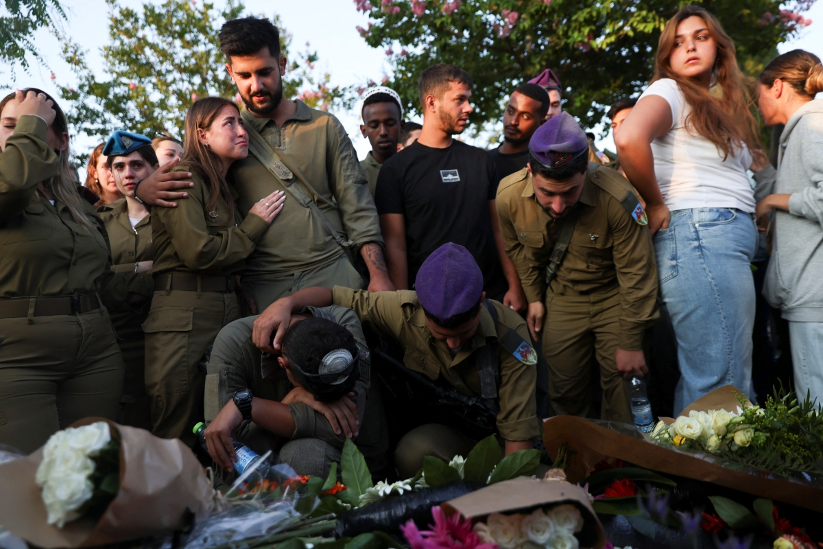 الغضب يتزايد في إسرائيل ضد استمرار الحرب وسقوط قتلى (رويترز)