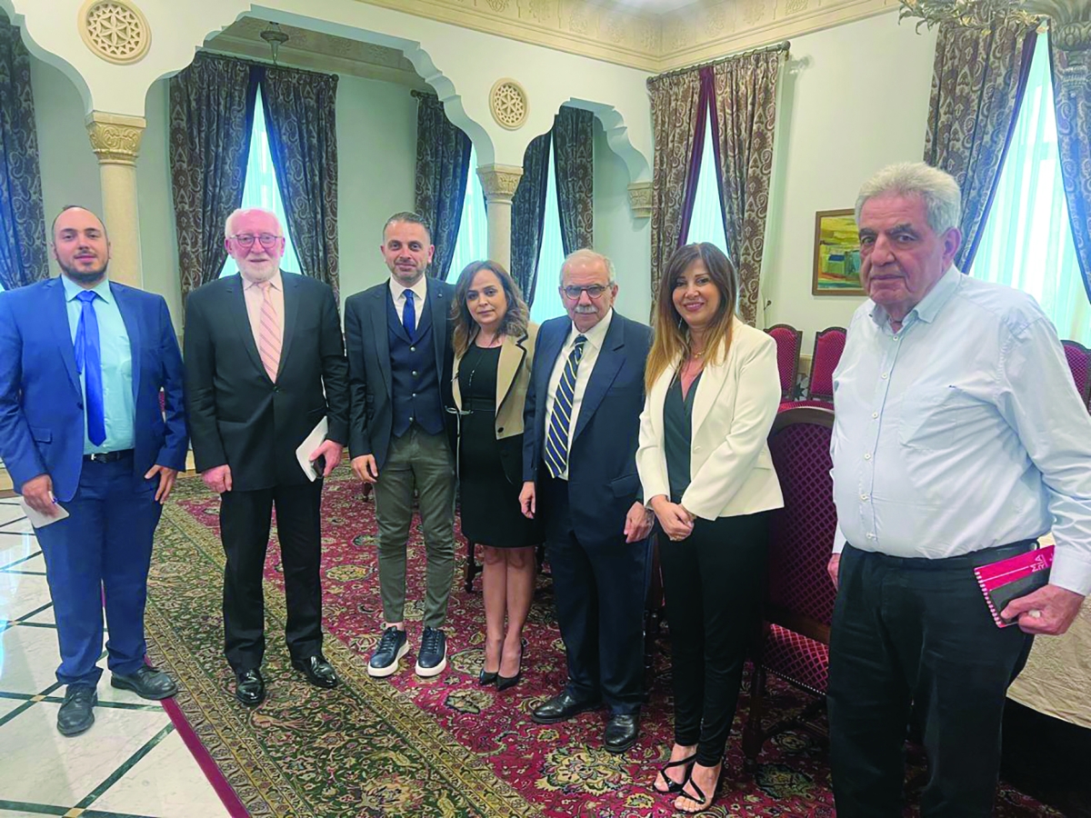 صورة تذكارية للقاء الصحافي مع الرئيس سلام