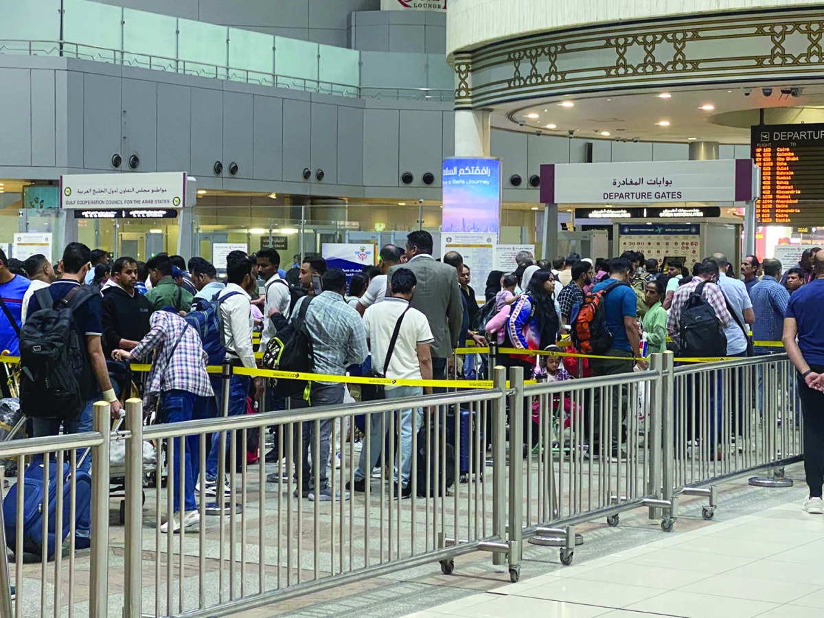 ازدحام على بوابة الدخول لختم الجوازات