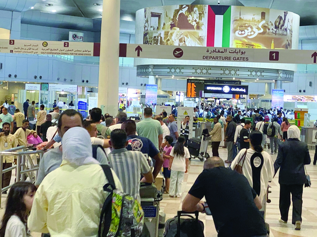 زحام كبير في مطار الكويت (تصوير سعود سالم) 