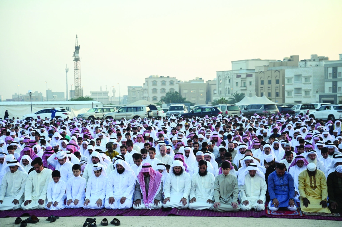 صورة أرشيفية لصلاة العيد في إحدى الساحات 