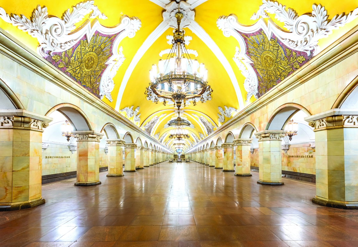 


الزخارف تتوهج في إحدى المحطات 