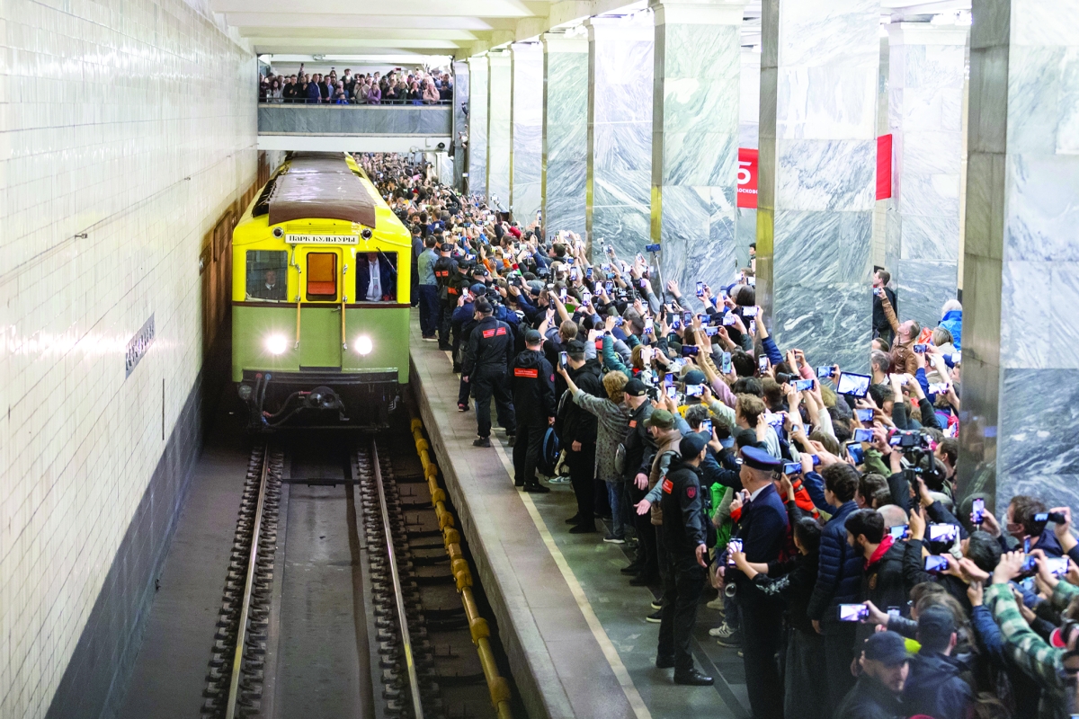 


لحظة وصول القطار التاريخي 