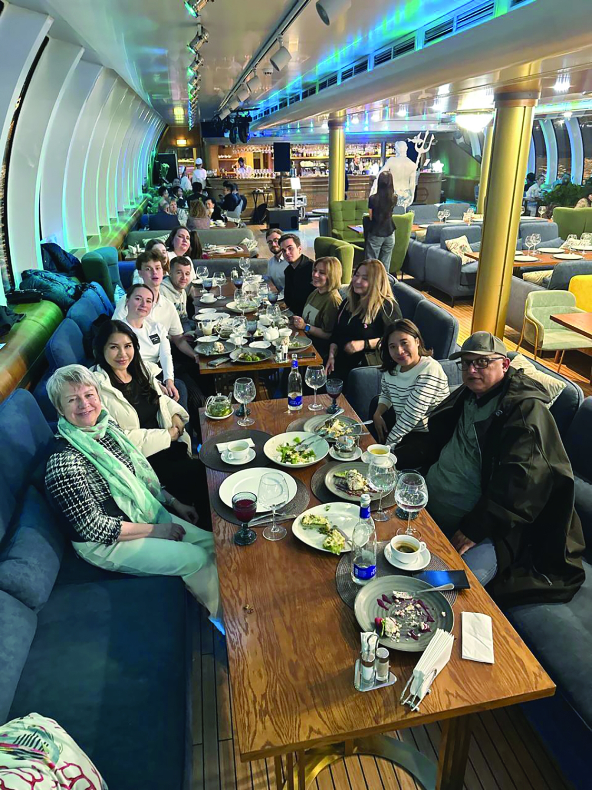 عشاء على متن القارب النهري