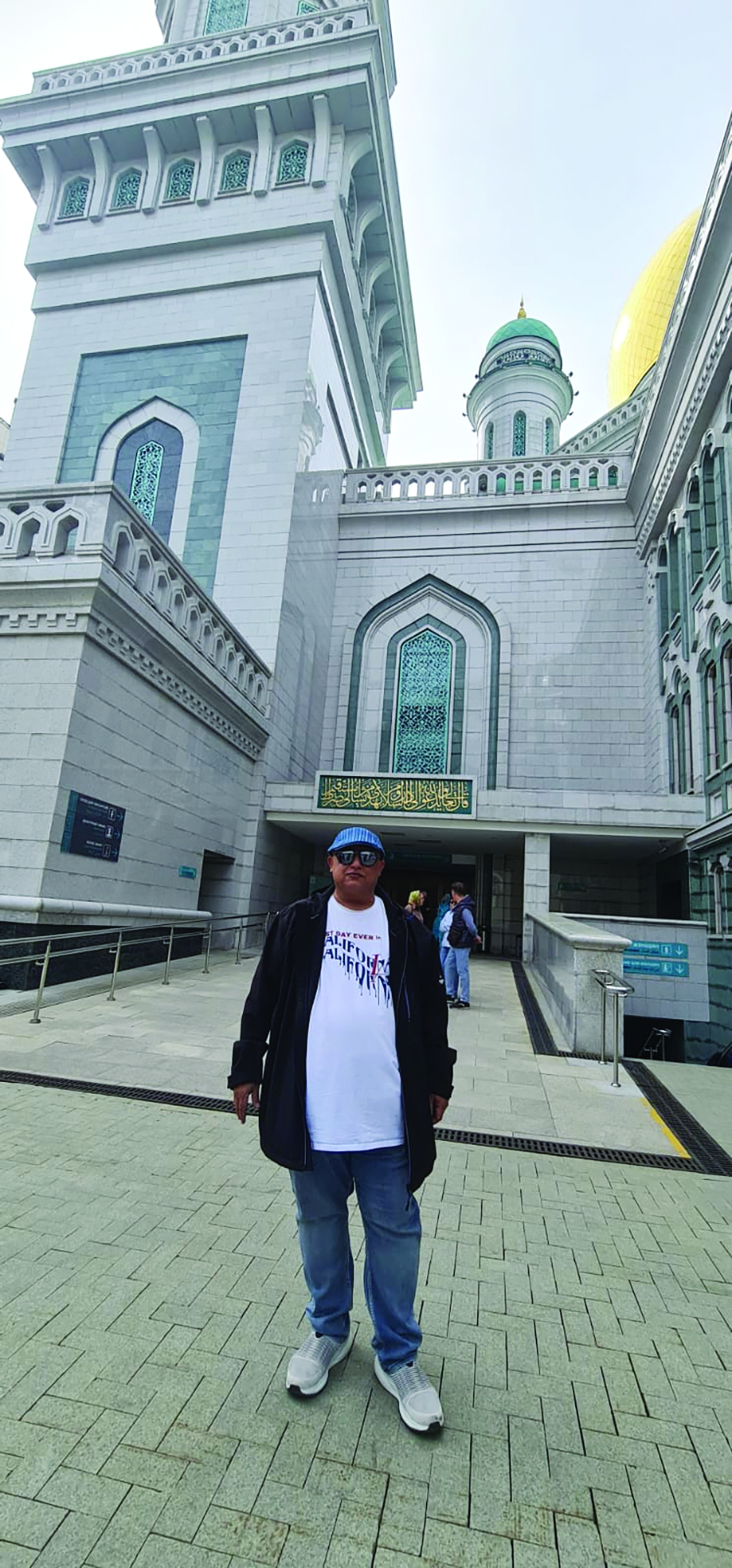 أمام مسجد موسكو الكبير