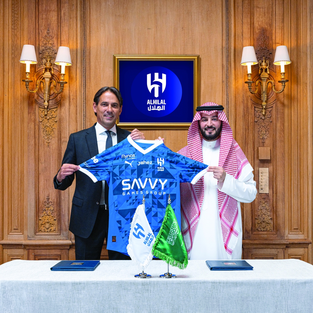 


فهد بن نافل مقدماً قميص الهلال إلى إنزاغي 