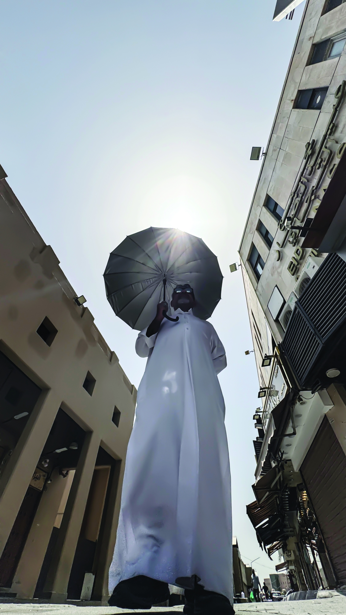 


مظلة للاحتماء من أشعة الشمس الحارقة 	 (تصوير أسعدعبدالله) 