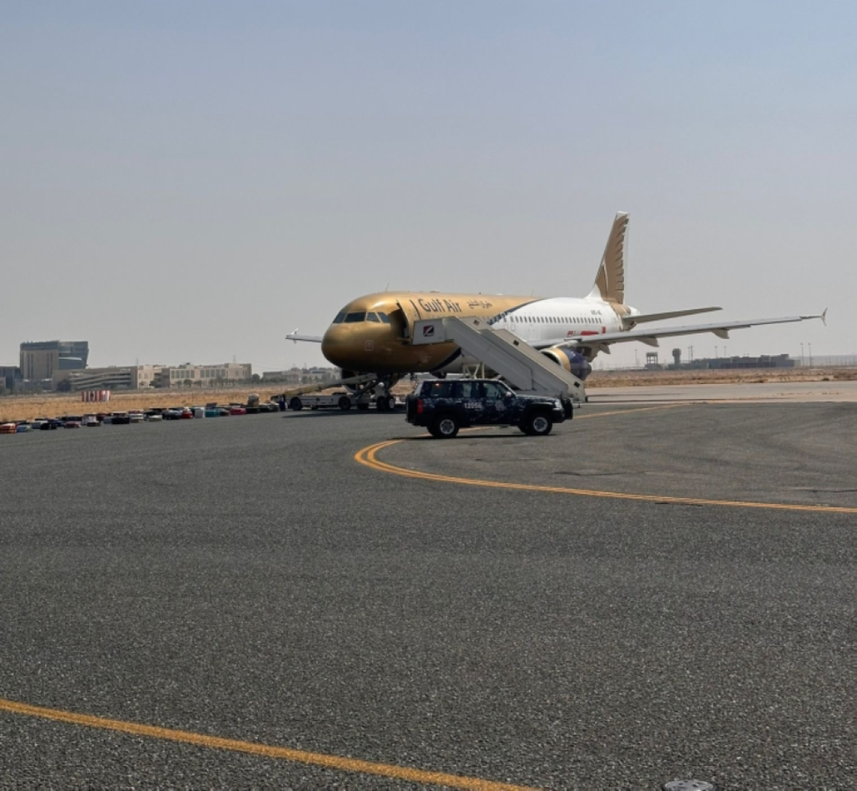 الطائرة بعد هبوطها بسلام 