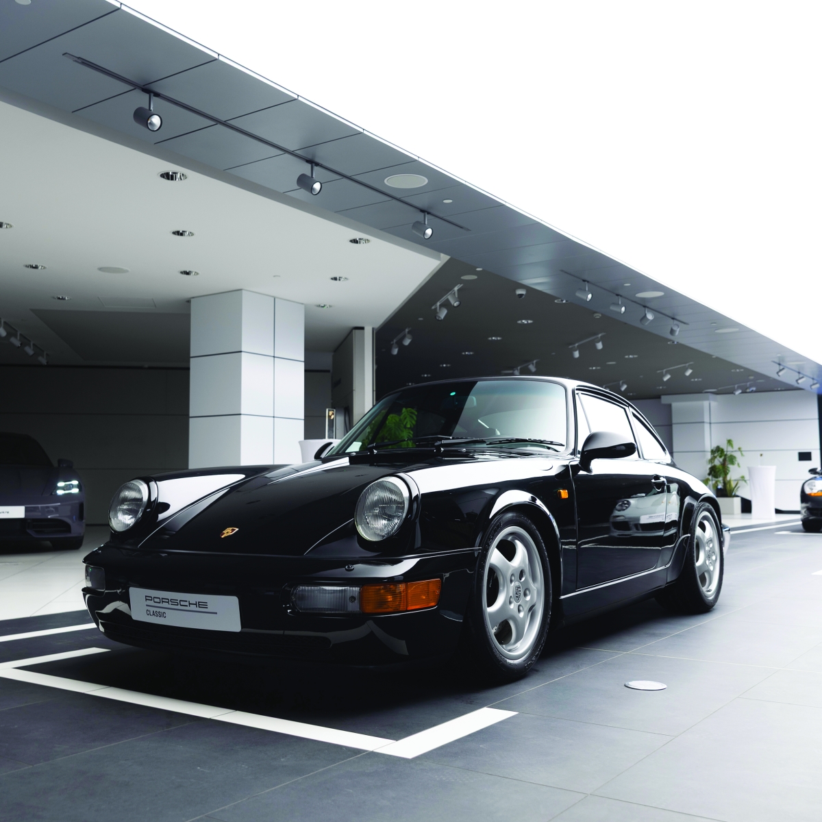 


«بورشه كاريرا 964 آر أس» باللون الأسود غراند بري				

 