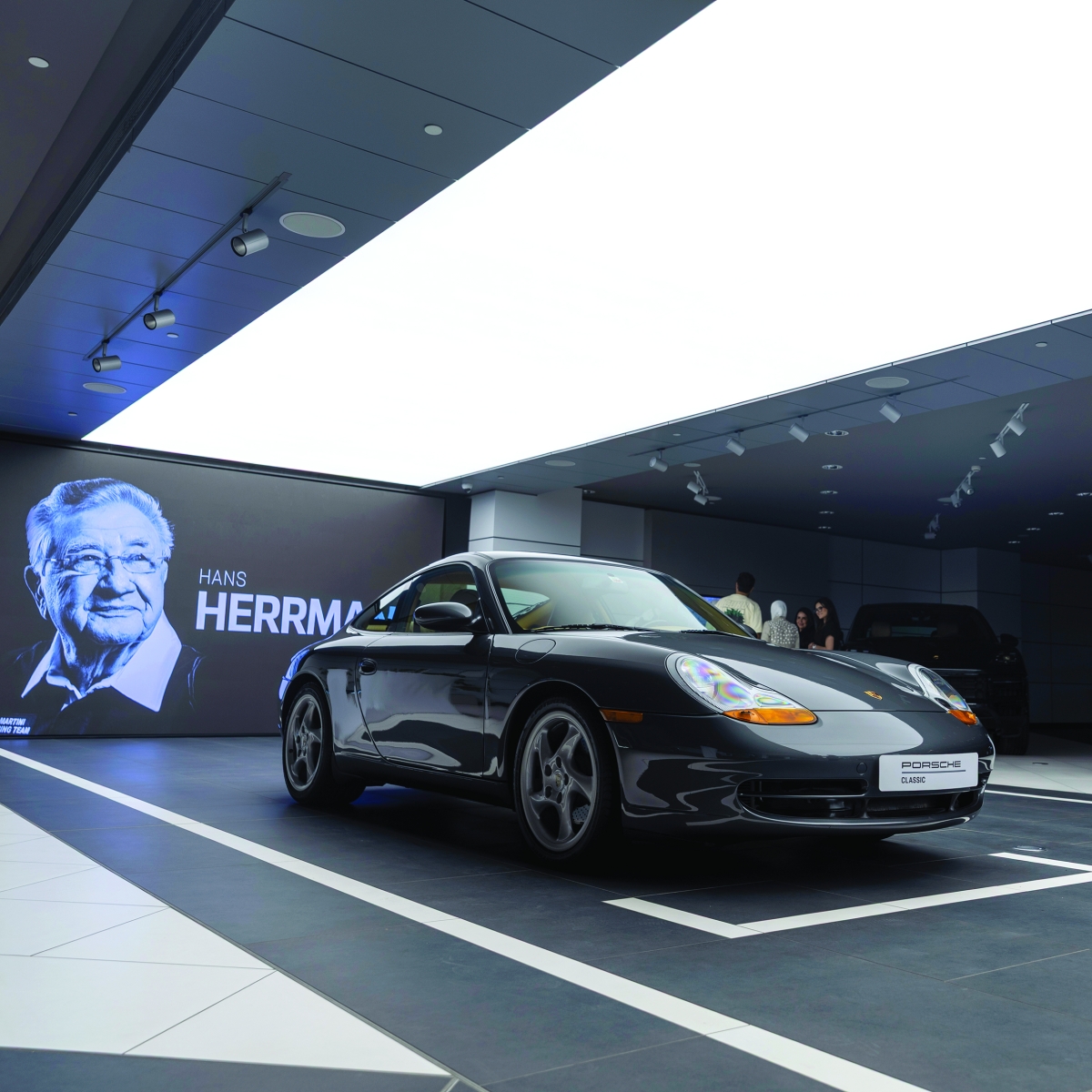 


«بورشه كاريرا 996» باللون الرمادي الاردوازي الميتاليك

 