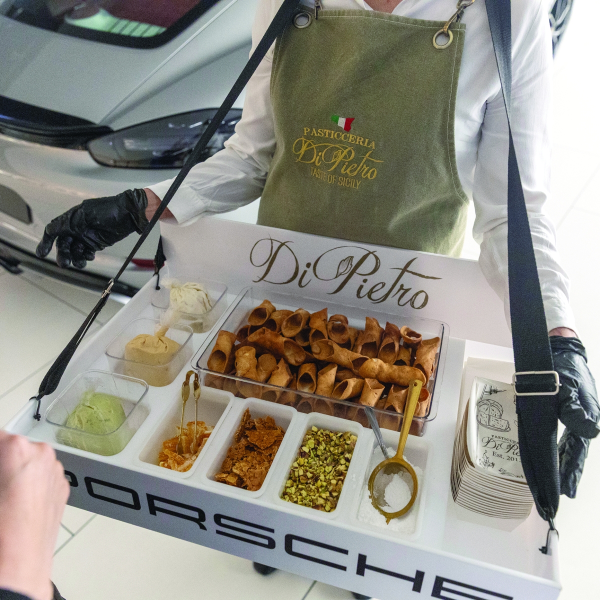 جانب من الضيافة الراقية تمثّل في المأكولات الخفيفة التي قُدّمت للحضور