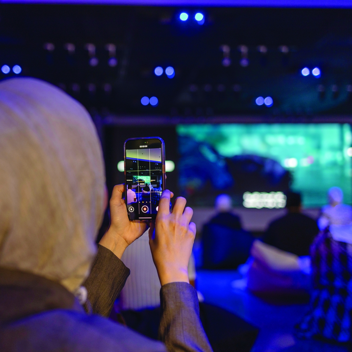 


تفاعل إحدى السيدات أثناء الفعاليات المتنوعة 