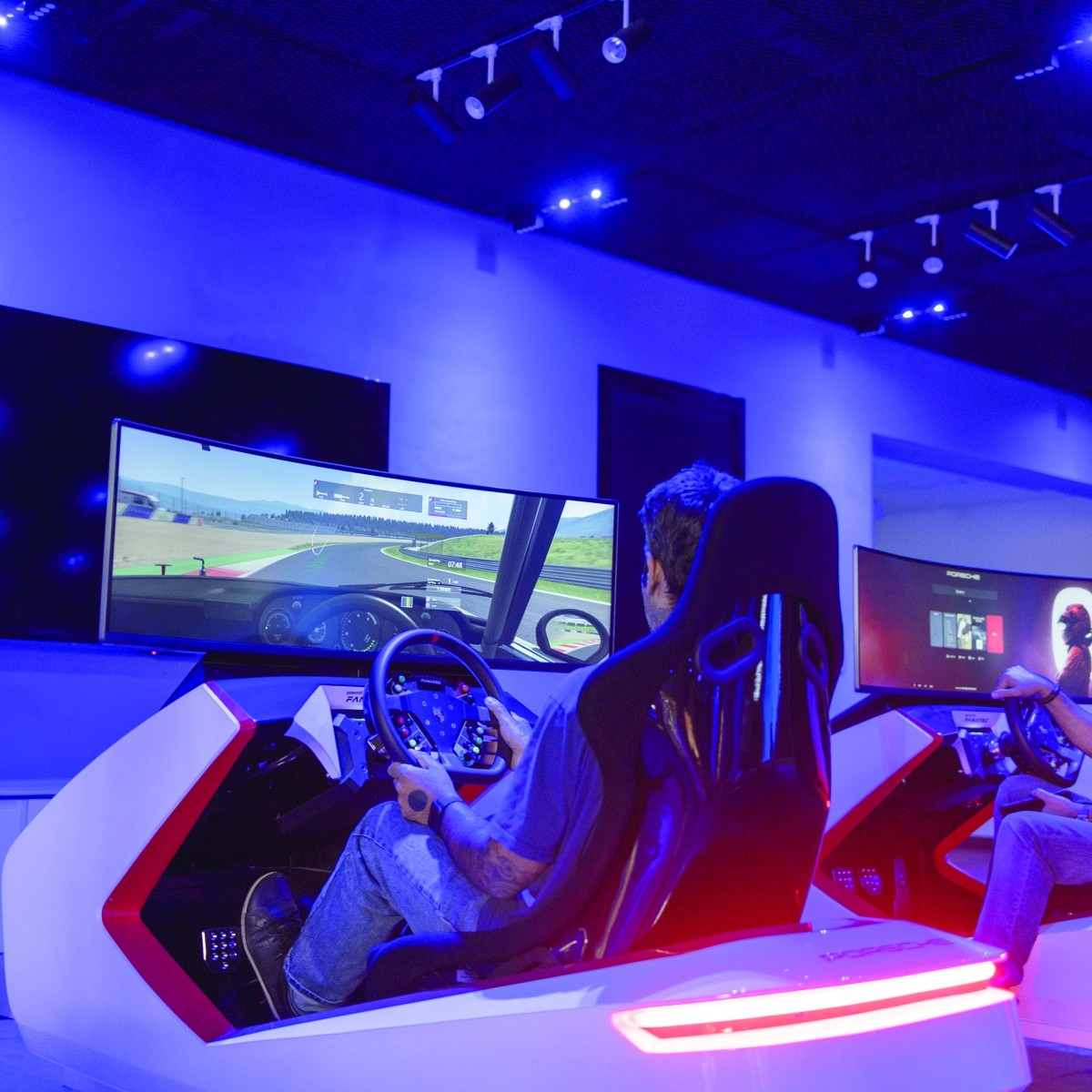 


تجربة لمحاكاة قيادة «بورشه» 