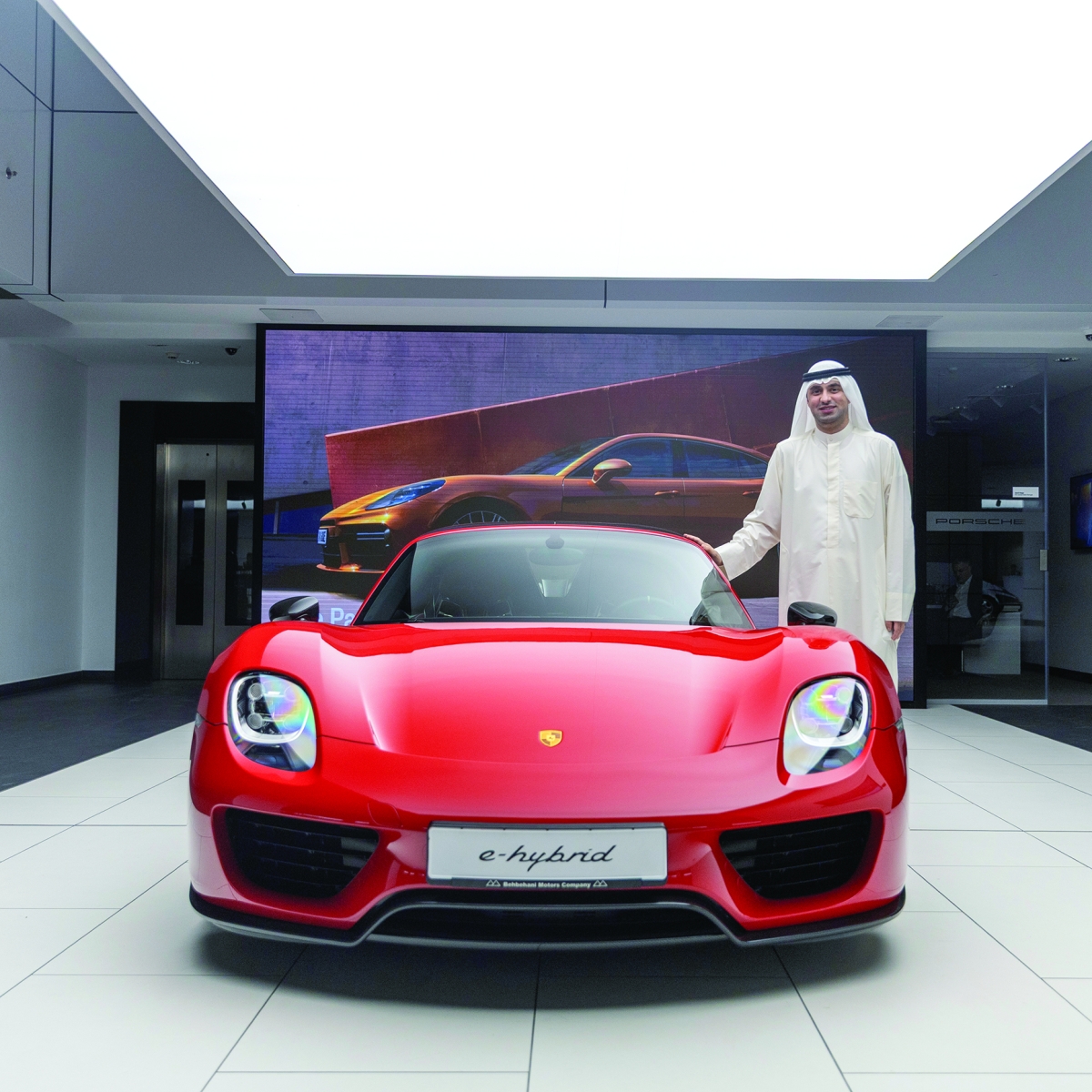 


عبدالمحسن بهبهاني بجانب «بورشه 918 سبايدر» 