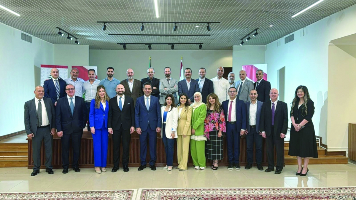 


القائم بالأعمال عرفة والقنصل ميا العضم يتوسّطان عدداً من الأطبّاء اللبنانيين 