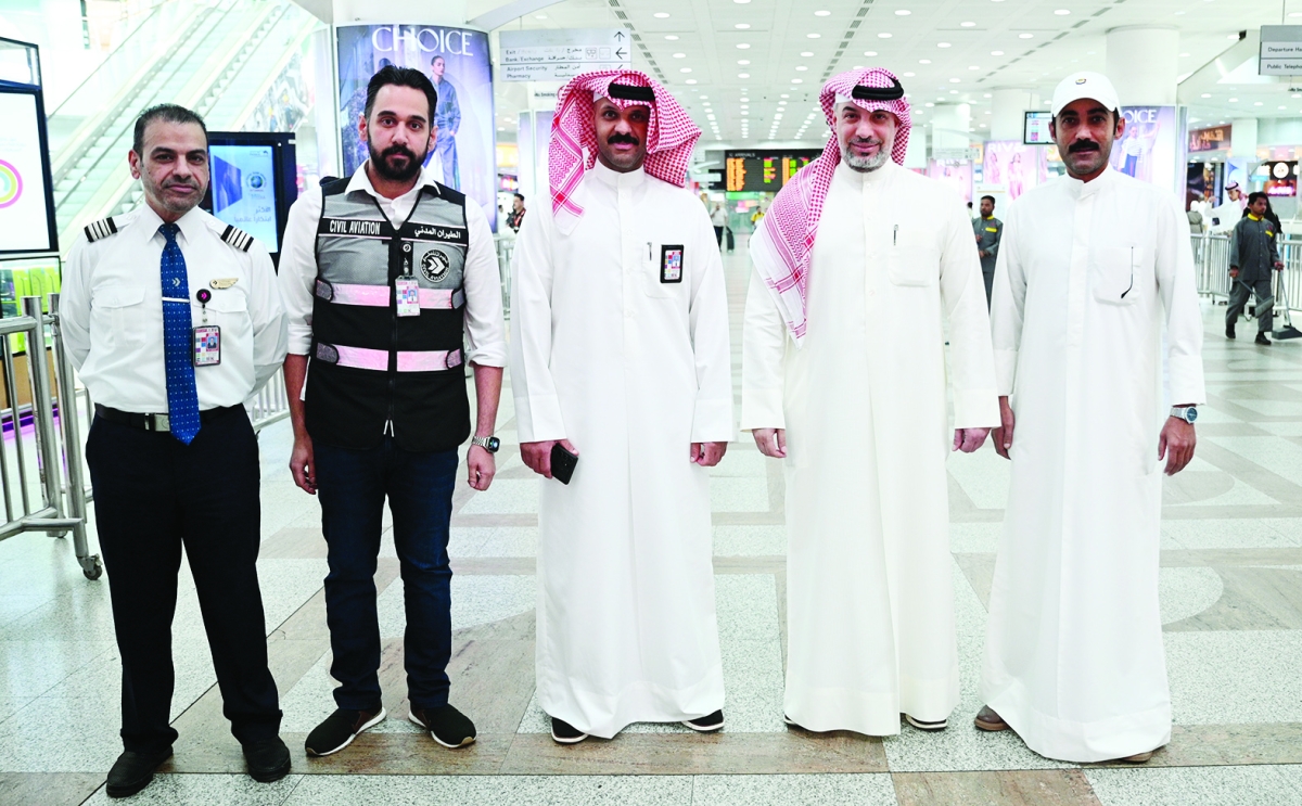 


منصور الهاشمي مع موظفين من إدارة الطيران المدني والزميل نايف كريم 