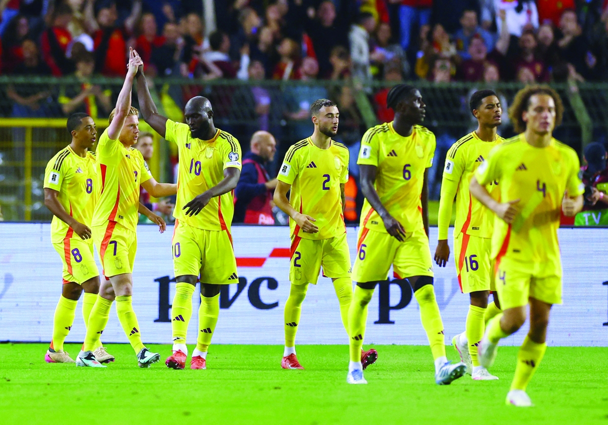 كيفن دي بروين محتفلاً بهدفه في مرمى ويلز مع روميلو لوكاكو