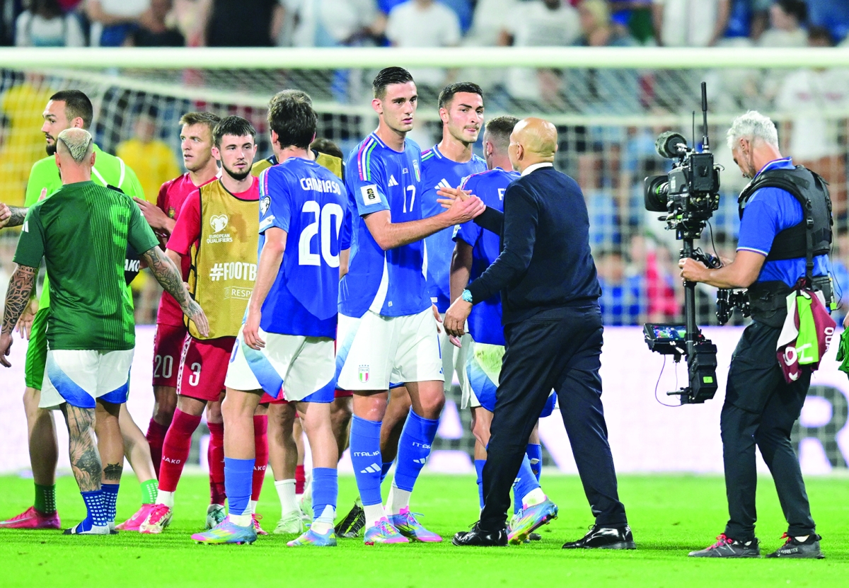 


لوتشانو سباليتي مودعاً لاعبي منتخب إيطاليا بعد المباراة مع مولدوفا                                               	        (رويترز) 