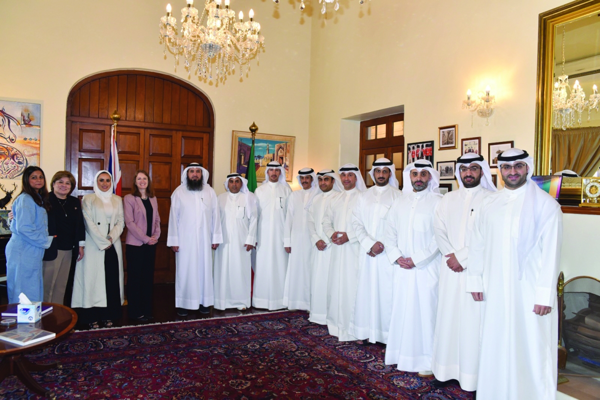 


العتل والسبيعي ولويس وناز مع المهندسين والمهندسات 