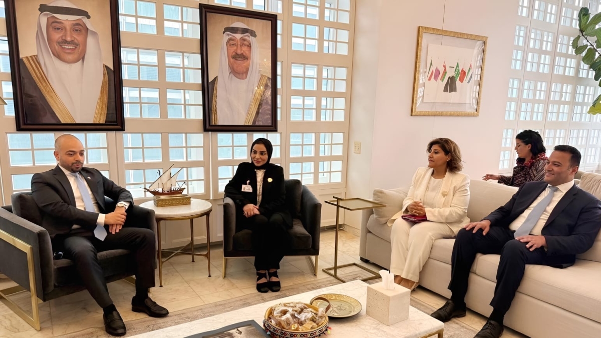 الوزيرة أمثال الحويلة خلال المباحثات مع وزير التنمية الاجتماعية في البحرين أسامة العلوي