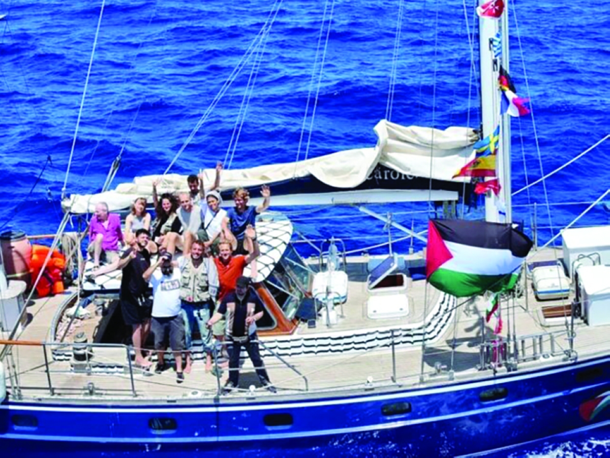 السفينة «مادلين» ترفع العلم الفلسطيني أثناء إبحارها في اتجاه غزة