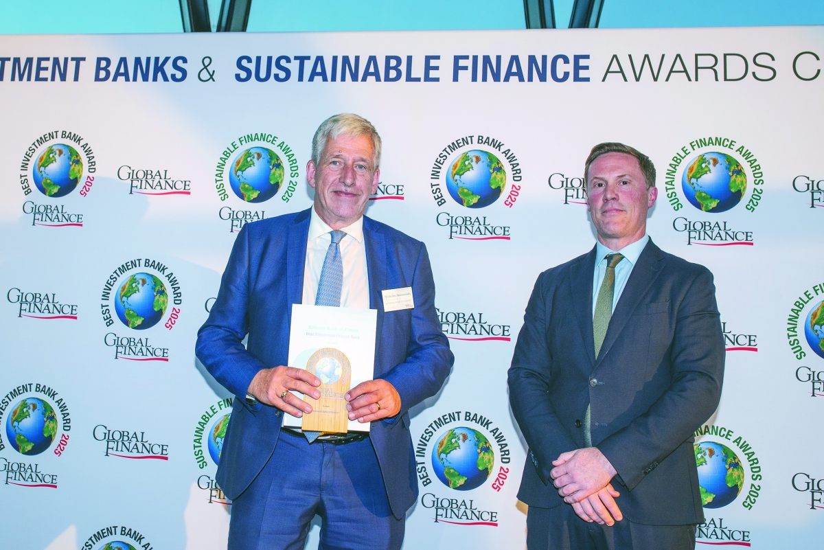 


جانب من تسلّم الجائزة 