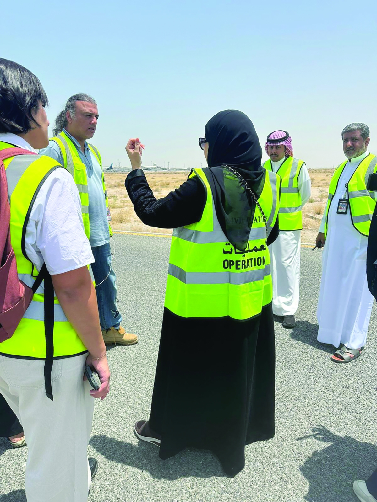 


جانب من جولة وفد كلية العلوم في ساحة المطار 