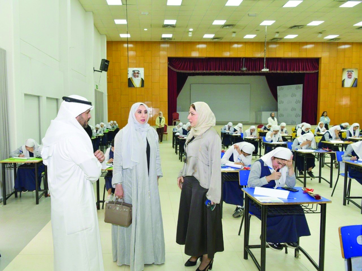  محافظ مبارك الكبير ومديرة المنطقة التعليمية في لجنة صباح السالم للبنات