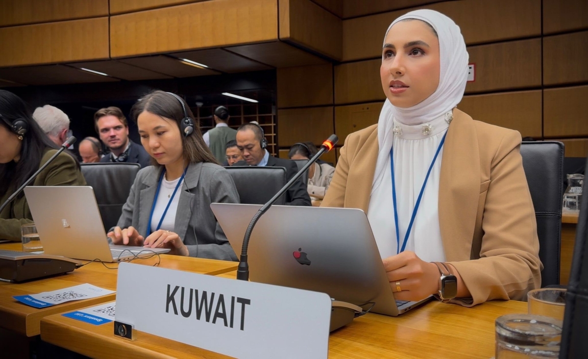 سارة العجمي تلقي كلمتها