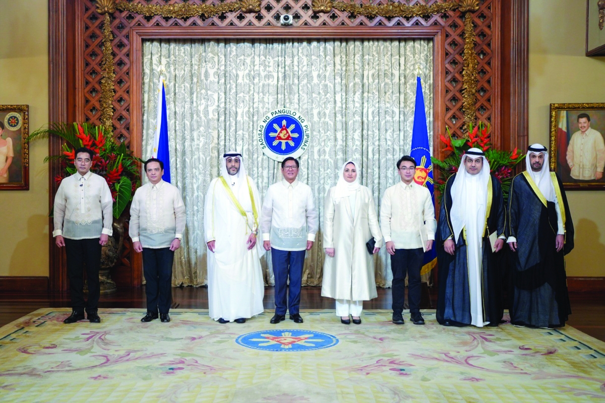 


الرئيس ماركوس والسفير النيباري مع عدد من مسؤولي البلدين 