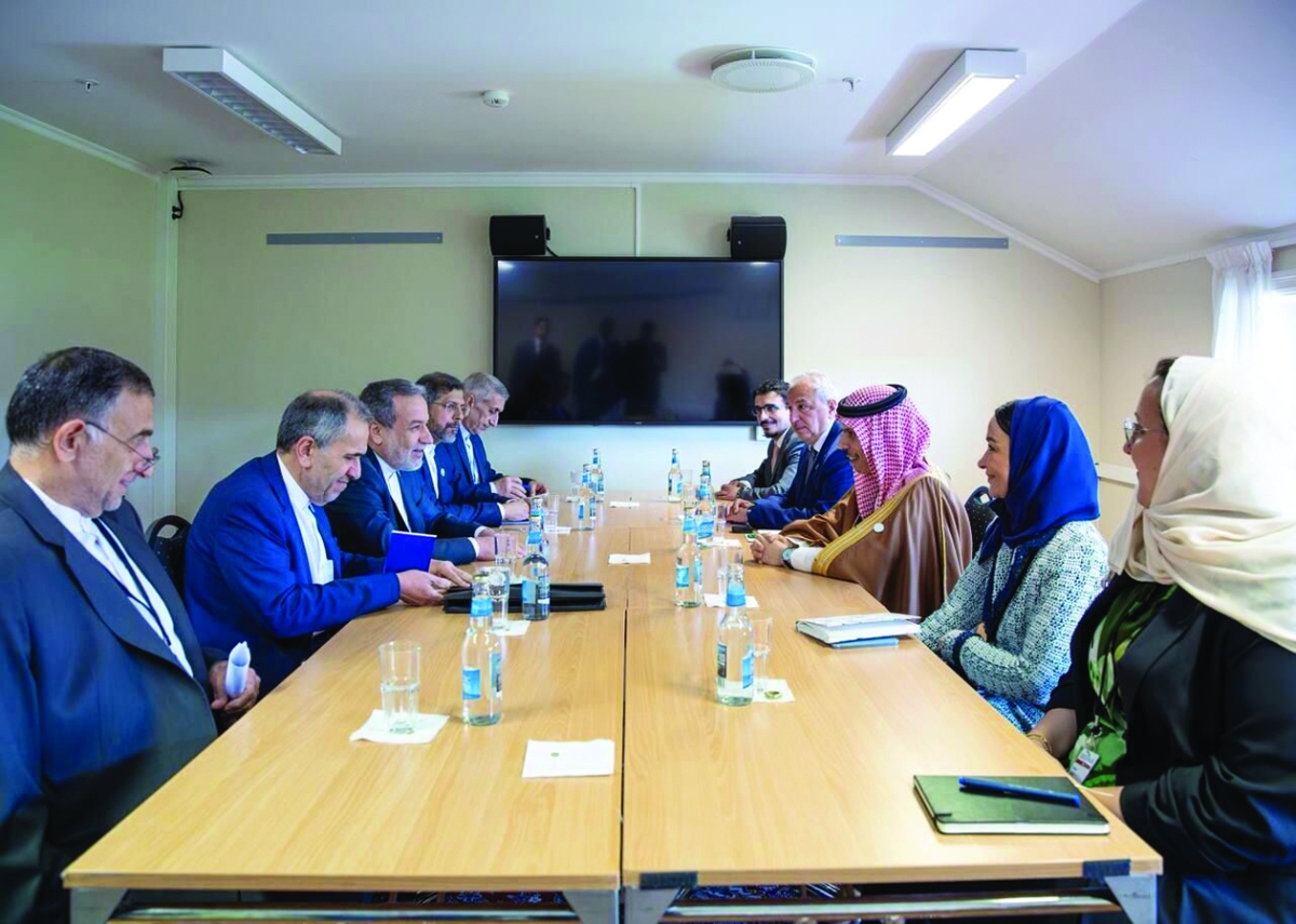 فيصل بن فرحان وعراقجي خلال لقائهما في أوسلو